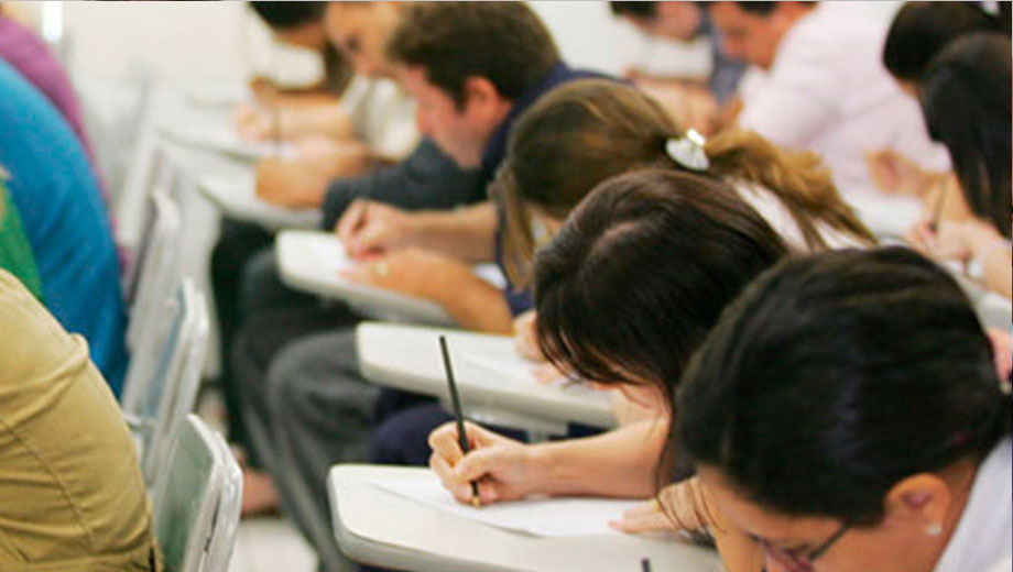 Pessoas fazendo provas de concursos públicos.