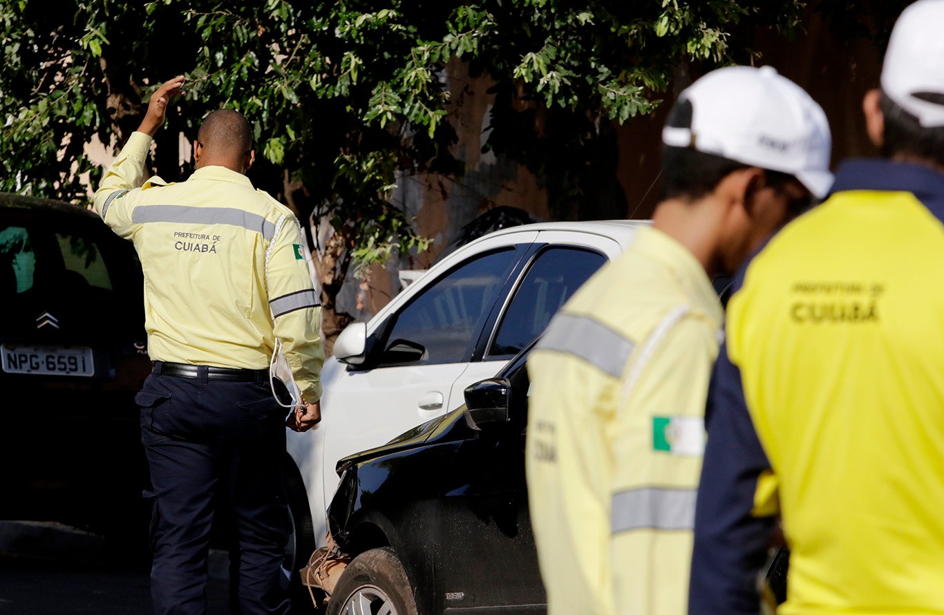 Agentes de trânsito em Cuiabá, em atendiamento a acidente
