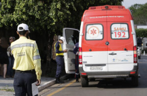 Agentes de trânsito em Cuiabá, em atendiamento a acidente