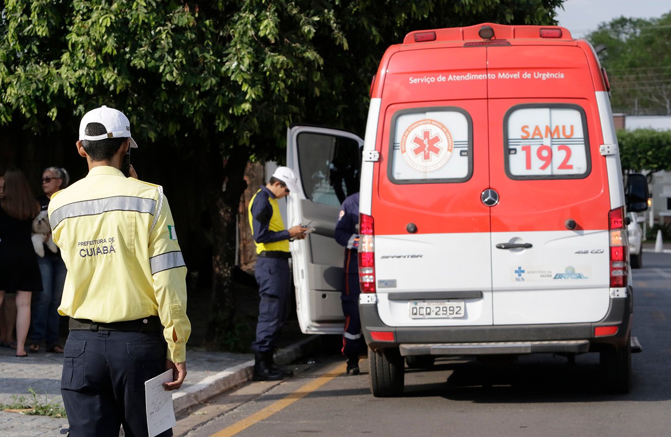 Agentes de trânsito em Cuiabá, em atendiamento a acidente