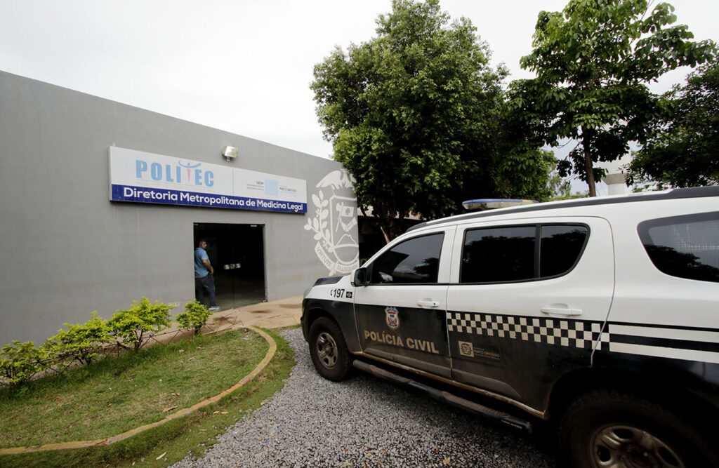 Testemunhas viram parte do braço da vítima fora da mala e chamaram a polícia