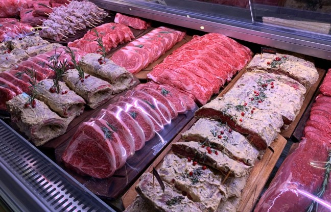Pedaços de carne expostos no mercado. Estudo diz que carne pode ajudar no combate ao câncer.