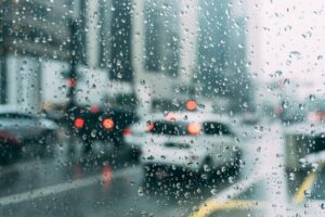 Respingos de chuva em um para-brisa de carros durante a chuva