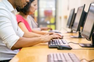 Entenda qual a melhor opção: estágio ou programa de trainee