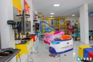 Depois do corte de cabelo, é hora da criançada se divertir na brinquedoteca