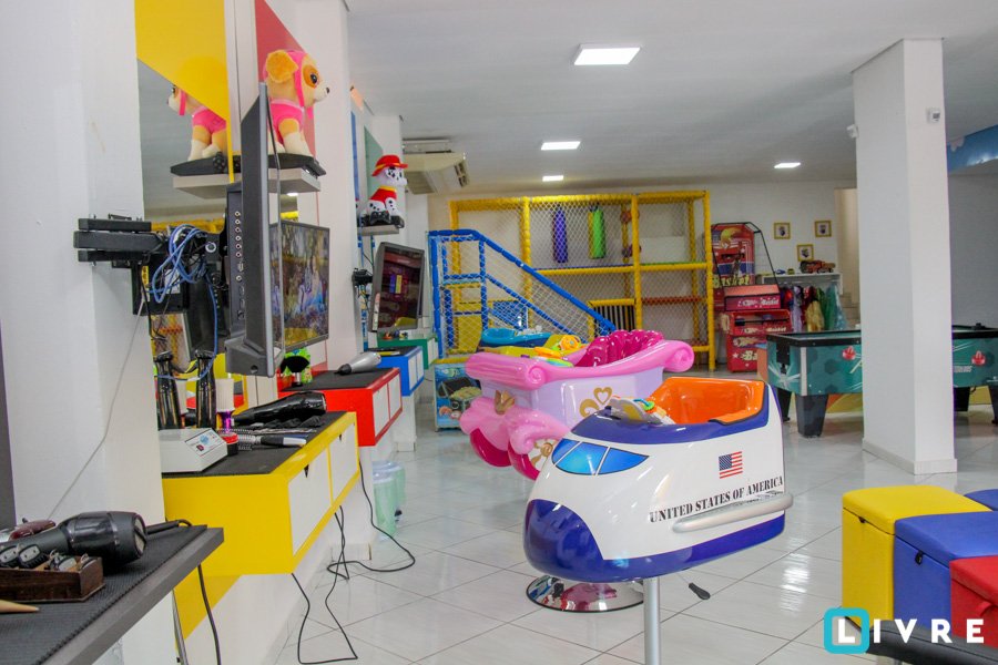 Depois do corte de cabelo, é hora da criançada se divertir na brinquedoteca