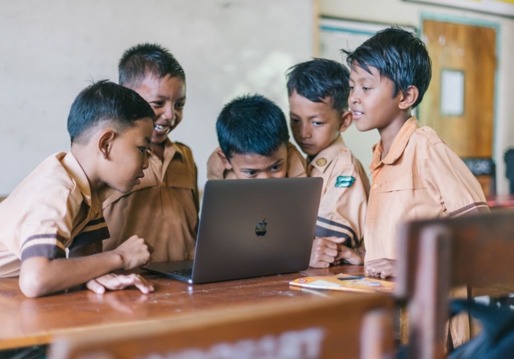 Relatório do Google aponta como a qualidade da educação afeta o mercado de tecnologia no Brasil