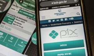 Celular com aplicativo para transações via PIX