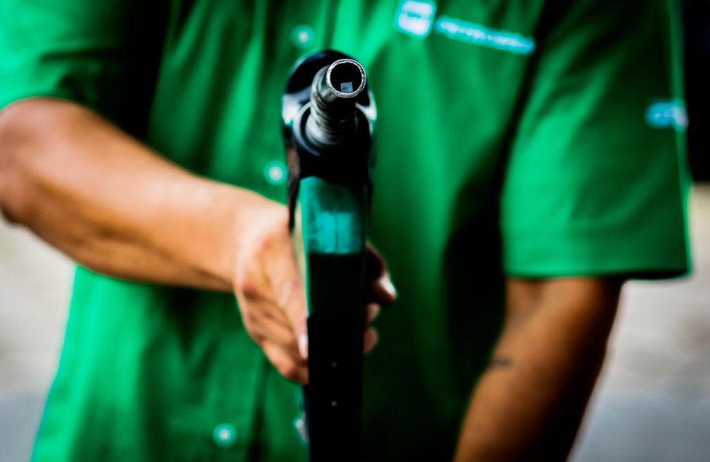 Frentista mostrando bomba de combustível