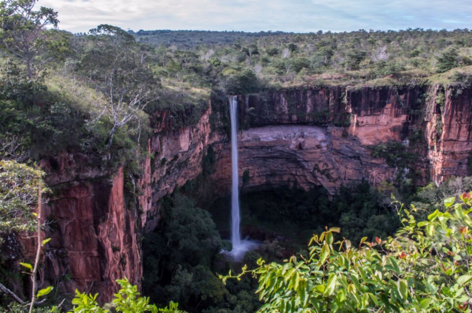 Cachoeira Véu de Noiva é uma das mais famosas de Chapada dos Guimarães