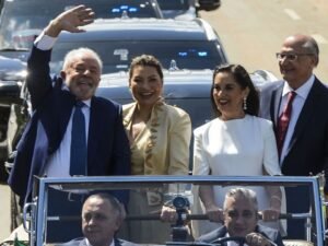 Presidente Lula desfila no Rolls-Royce acompanhado da primeira-dama Janja, do vice-presidente Geraldo Alkmin e Lu Alkmin