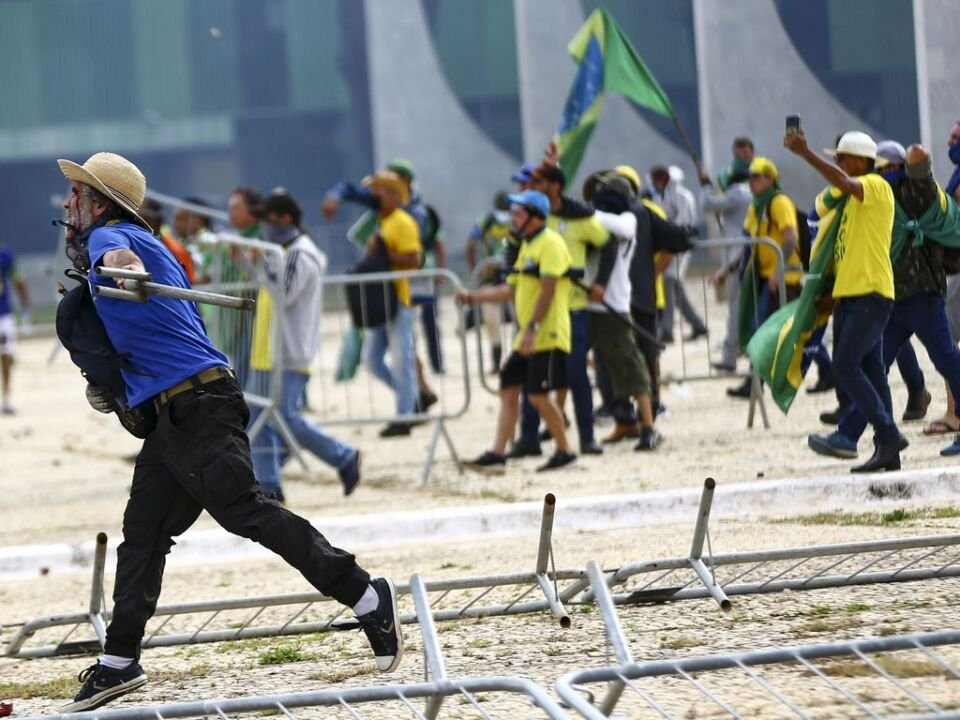 Manifestantes invadem Congresso, STF e Palácio do Planalto. Vandalismo em Brasília.