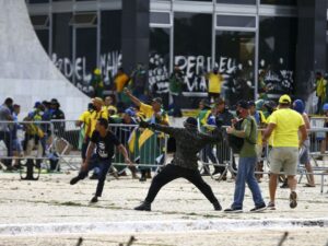 Manifestantes invadem Congresso, STF e Palácio do Planalto.