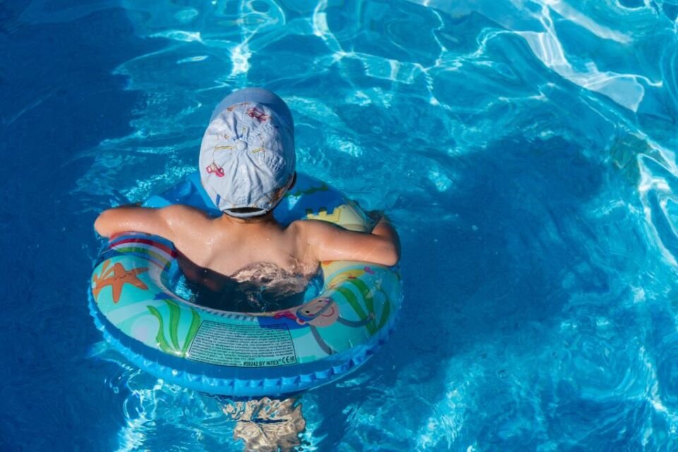 criança na piscina - piscinas