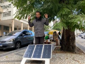 Mário Nishimura Sem-teto utiliza energia solar para reparar celulares gratuitamente (Foto: Reprodução/O Globo)
