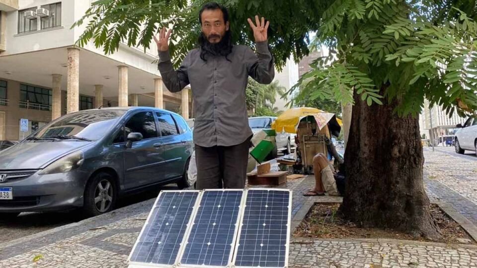 Sem-teto utiliza energia solar para reparar celulares gratuitamente (Foto: Reprodução/O Globo)