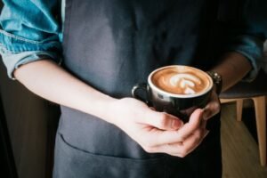 Descubra o que faz um barista e como se tornar um especialista no universo do café