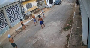 Crianças encapuzadas Parque Cuiabá