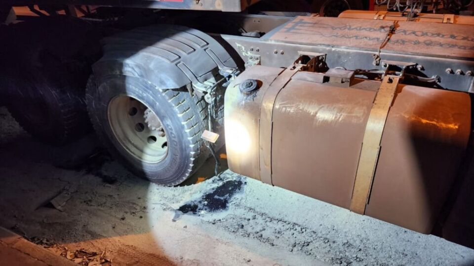 carreta veículo incendiado em chamas