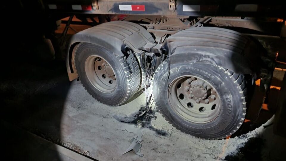 carreta veículo incendiado em chamas