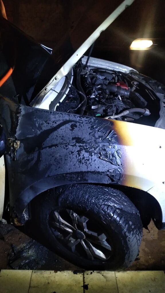 carro veículo incendiado em chamas