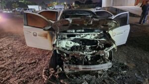 carro veículo incendiado em chamas