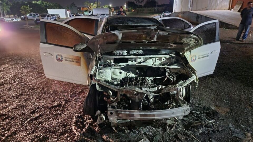 carro veículo incendiado em chamas