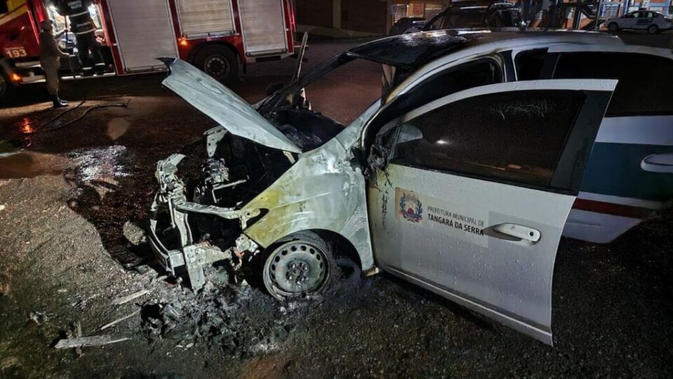 carro veículo incendiado em chamas