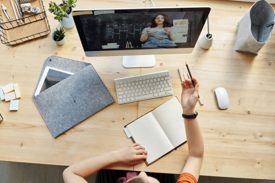 Educação digital: dá para substituir livros por telas?
