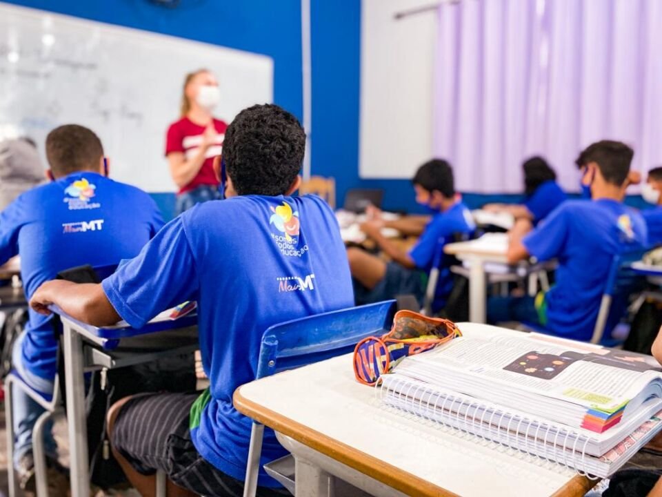 Foto de estudantes dentro de uma sala de aula