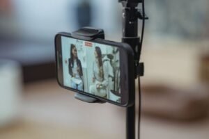 Levantamento se aprofundou na realidade financeira e apontou para as tendências de profissionalização que moldam a carreira de influenciadores digitais
