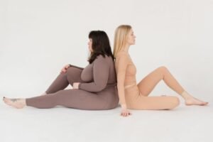 Imagem de duas mulheres representando diferentes padrões de beleza