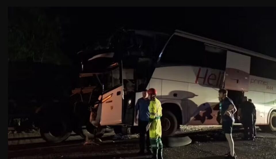 Acidente ônibus e carreta BR-364 1