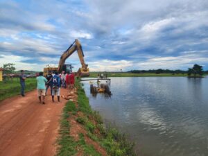 acidente represa retroescavadeira