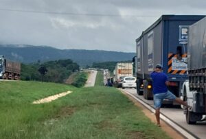 Acidente Serra de São Vicente carreta com botijões de gás