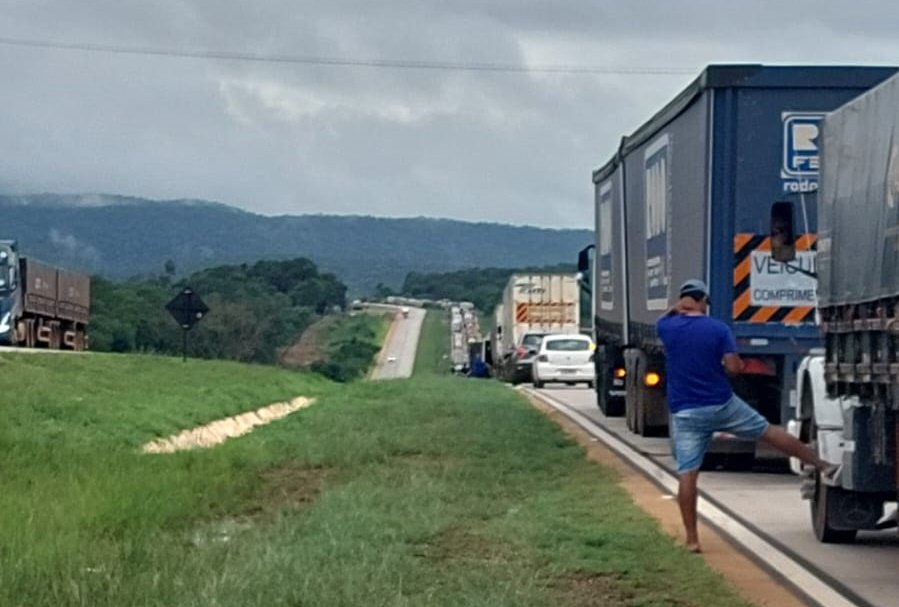 Acidente Serra de São Vicente carreta com botijões de gás