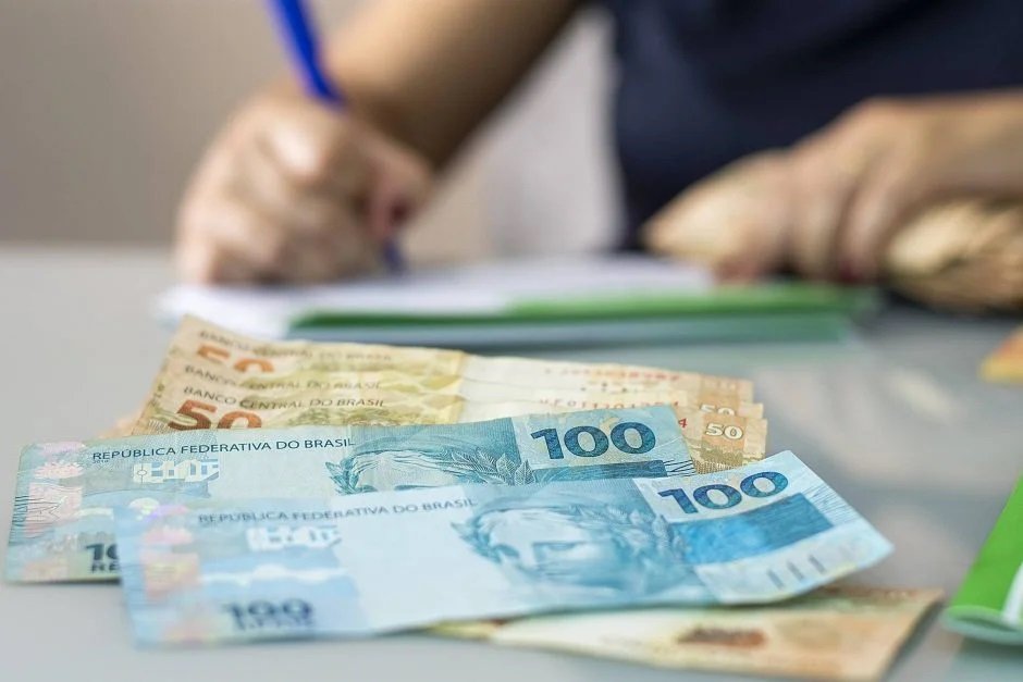 Quase metade do que o brasileiro médio ganha é gasto com impostos - 13º