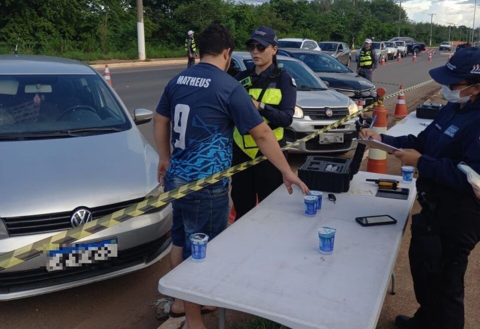 Motoristas fazendo teste do bafômetro