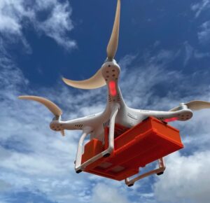 imagem do drone com o compartimento de carga da BirdView