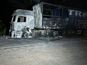 Incêndio carreta Serra de São Vicente (4)