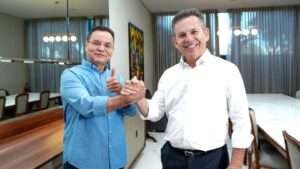 Mauro Mendes e Eduardo Botelho sobre asfalto em Cuiabá