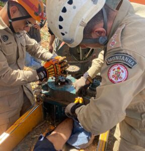 Trabalhador com pé preso em máquina agrícola