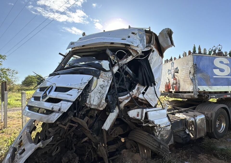 Acidente Sorriso ônibus e carreta