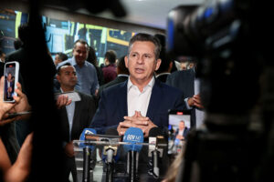 câmeras em fardas de policiais