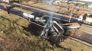 Acidente carreta, caminhão e ônibus (3)