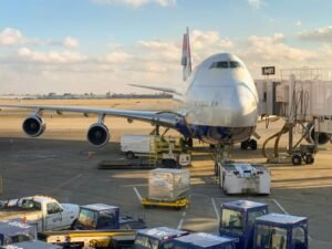 Iamgem de um avião em um aeroporto sendo abastecido