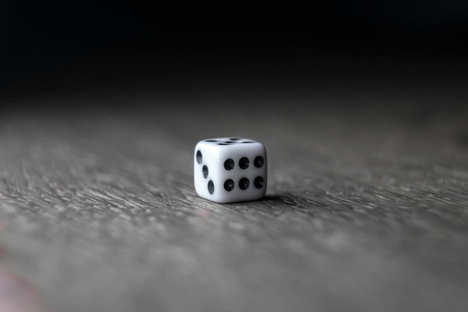 Foto de uma mesa de apostas com um dado em cima