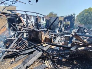 Bebê more em incêndio em casa de madeira