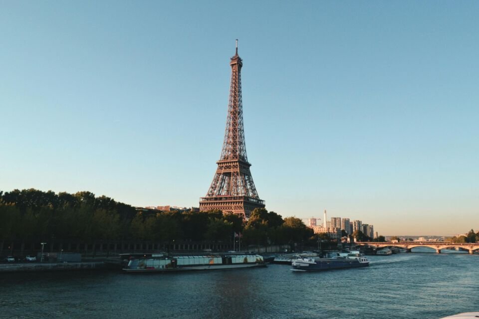 Fotografia da Torre Eiffel, o principal cartão postal de Paris, cidade-sede das Olimpíadas de 2024