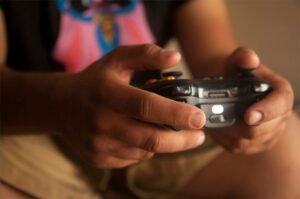 criança segurando controle de vídeo-game